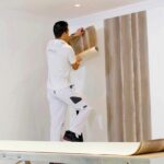 cara memasang wallpaper dinding kamar sendiri