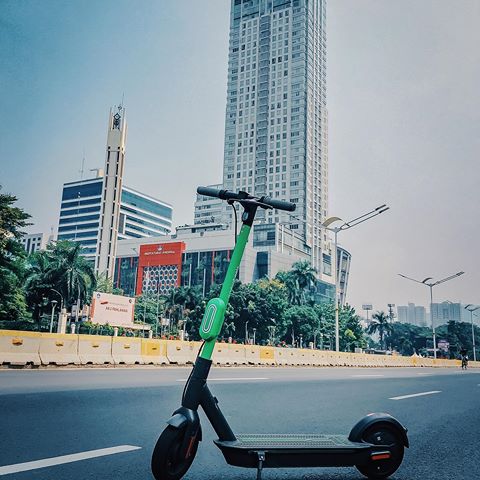 berkendara di jalan raya