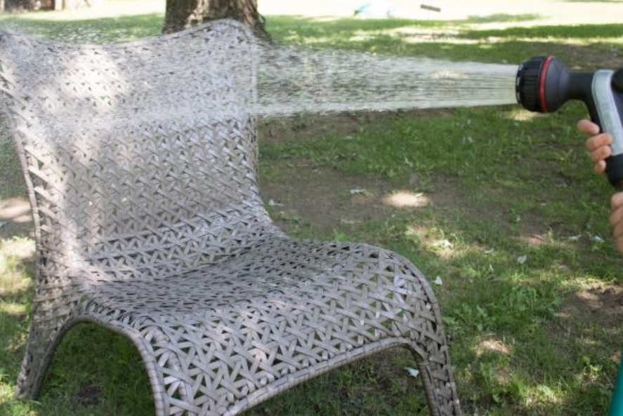 cara mencuci furnitur rotan