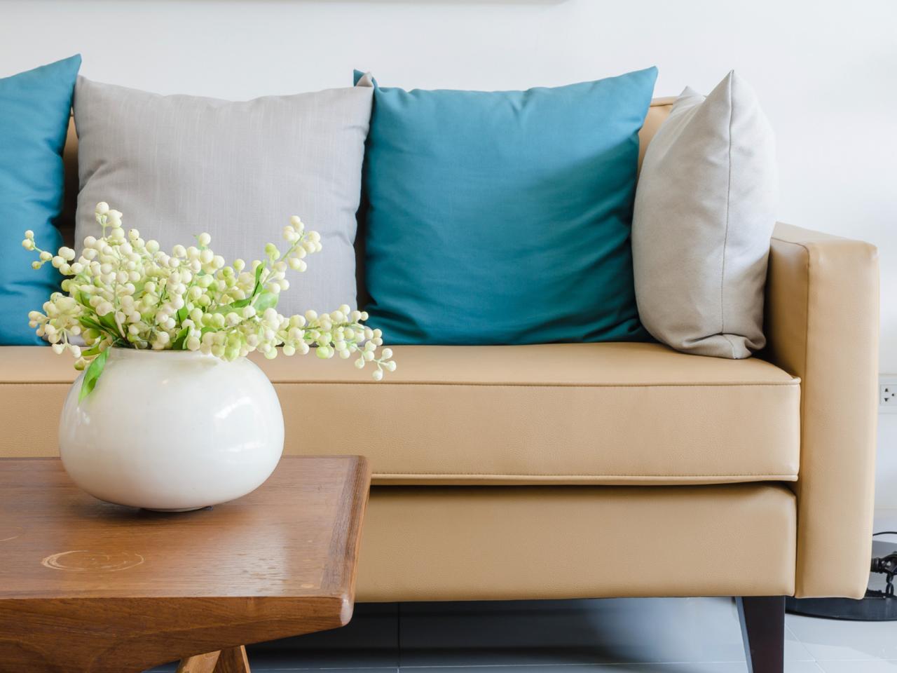 terlewatkan saat membersihkan rumah bantal sofa