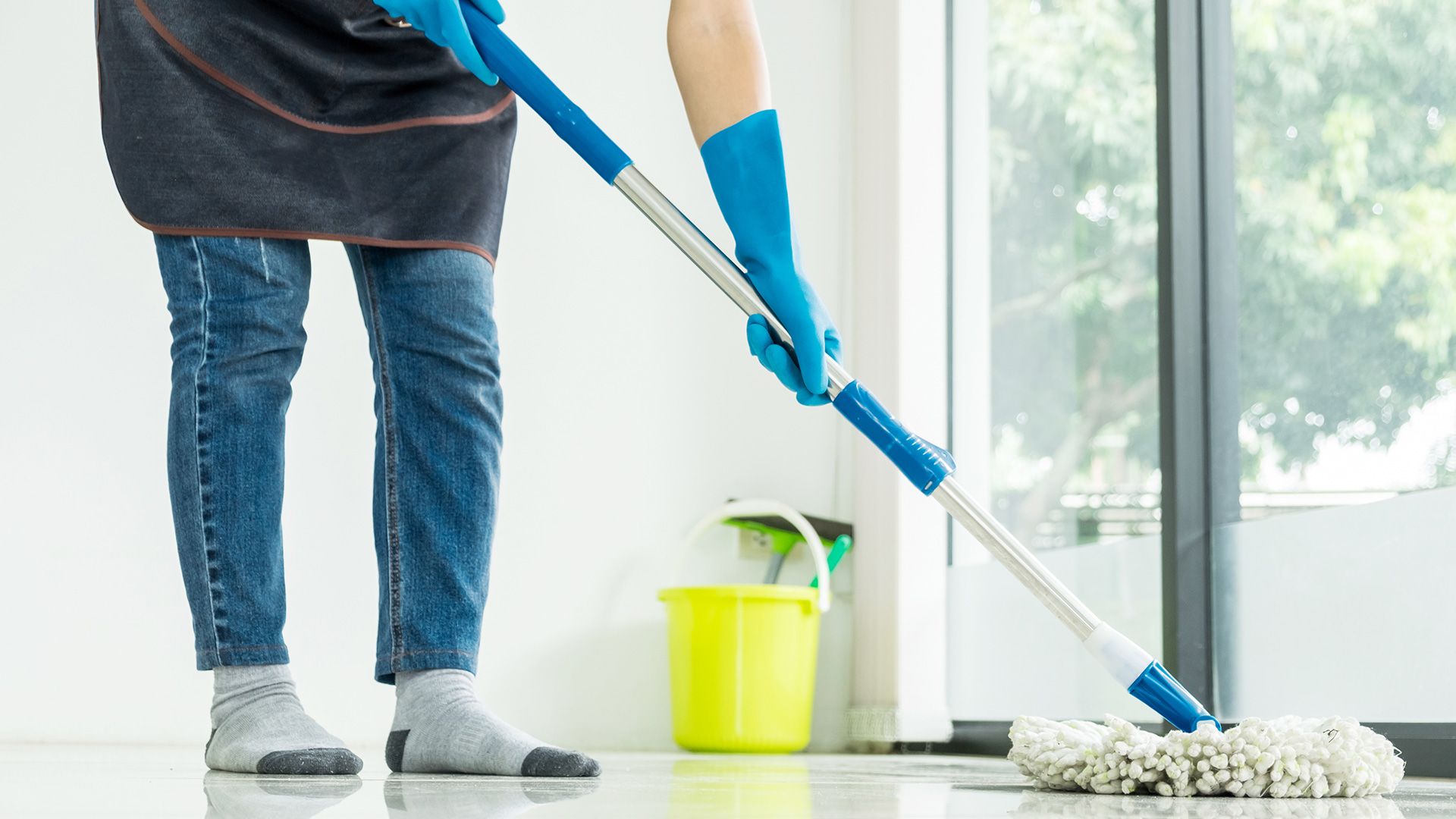 tips merawat rumah di musim hujan - membersihkan lantai rumah