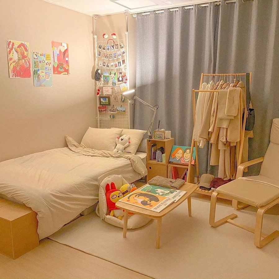 Inspirasi desain kamar dari drama Korea dengan rak baju gantung 