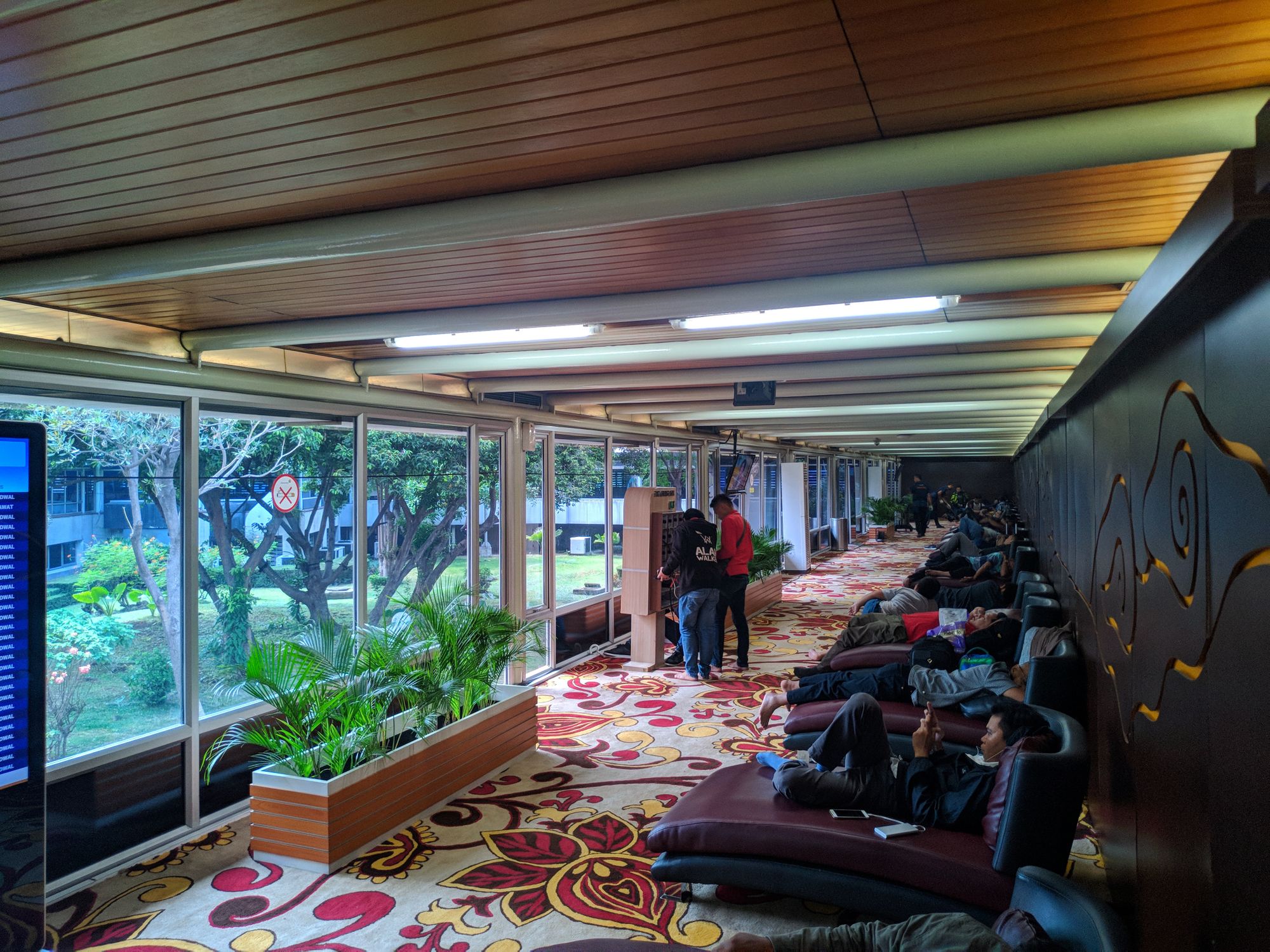 Tidur santai di rest area sambil menunggu boarding