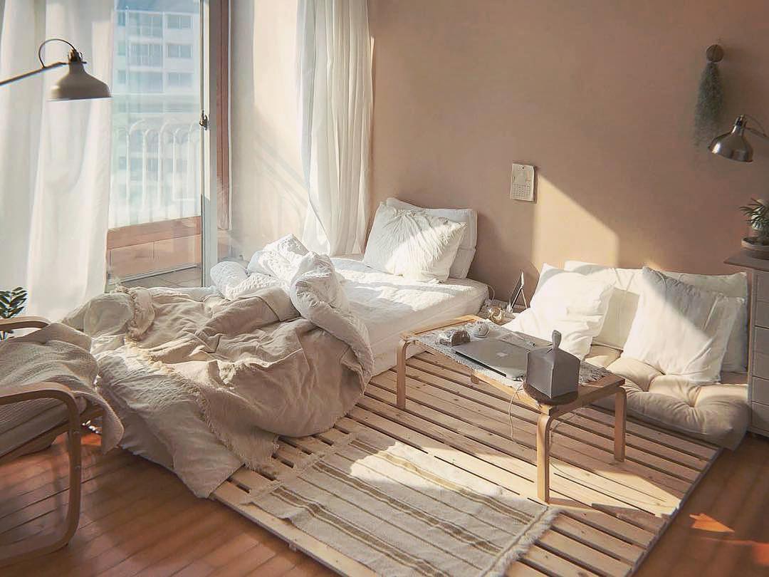 inspirasi desain kamar dari drama Korea dengan palet kayu