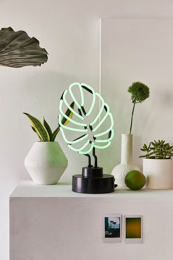 Desain lampu neon monstera ini akan memberikan aksen warna di ruang tamu minimalis