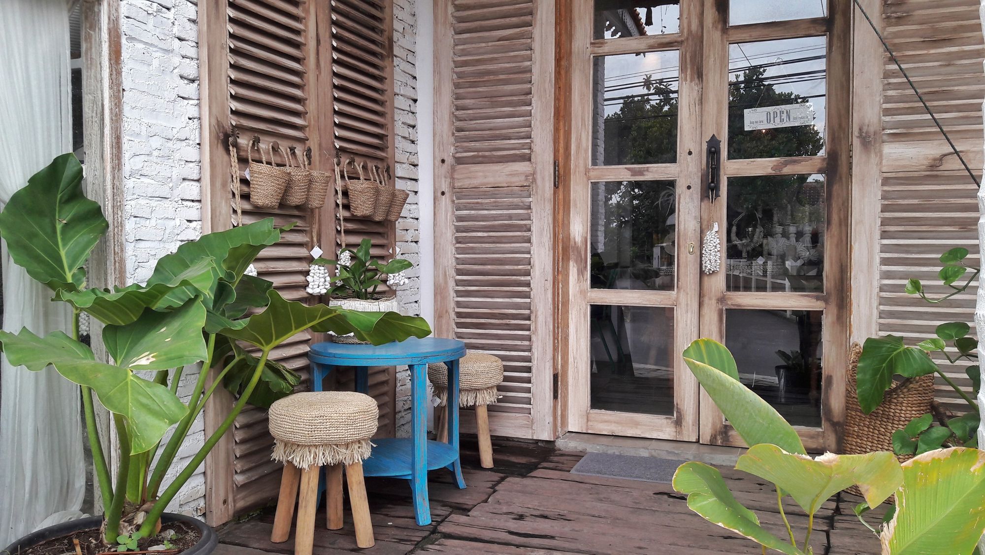 Tempatnya seperti gabungan Bohemian dan nuansa Bali