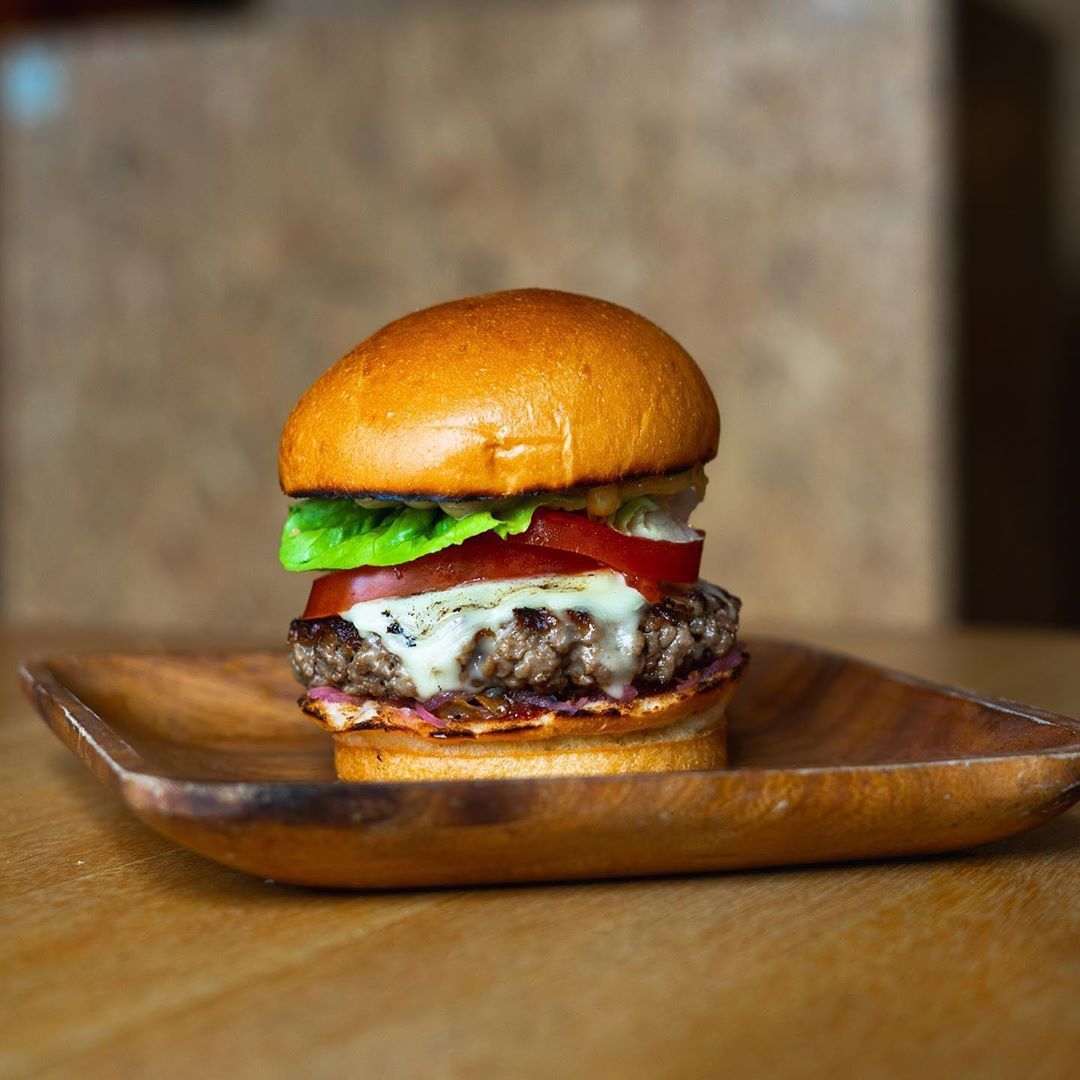 Restoran tema garden Jakarta - burger