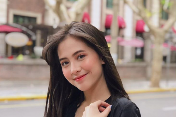 Adhisty Zara dikenal karena senyumannya yang manis dan tingkah lucunya di Instagram