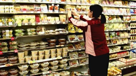 Makanan pengganjal perut yang bisa dibeli di mini market dengan harga murah