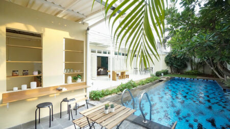 Rukita dengan kolam renang