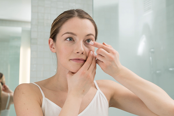 Tips Praktis Jaga Kesehatan Mata Saat Gunakan Softlens
