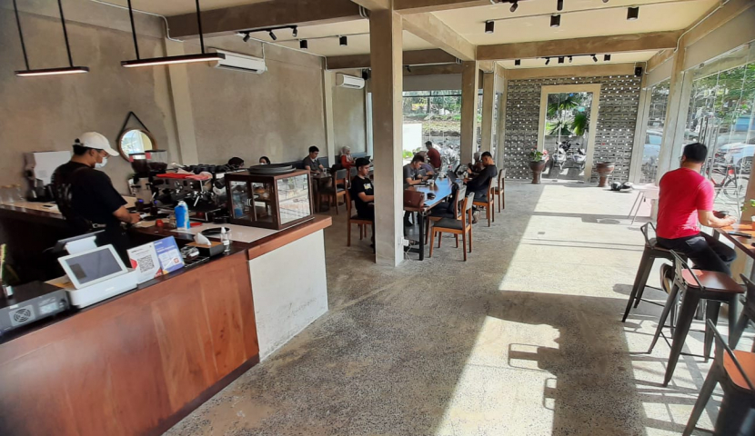 ouwie coffee & eatery depok - cafe di GDC depok
