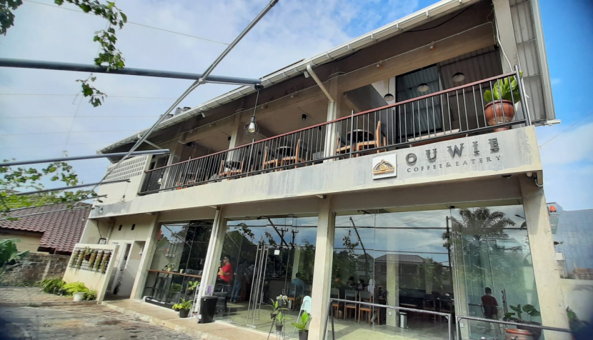 ouwie coffee & eatery depok - cafe di GDC depok