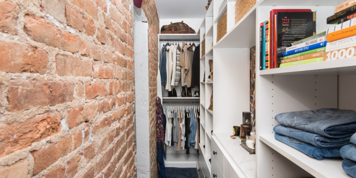 walk in closet kamar sempit