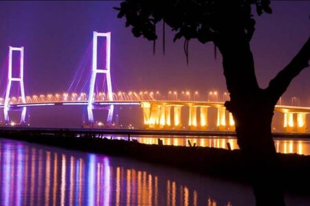 wisata malam surabaya.- jembatan suramadu